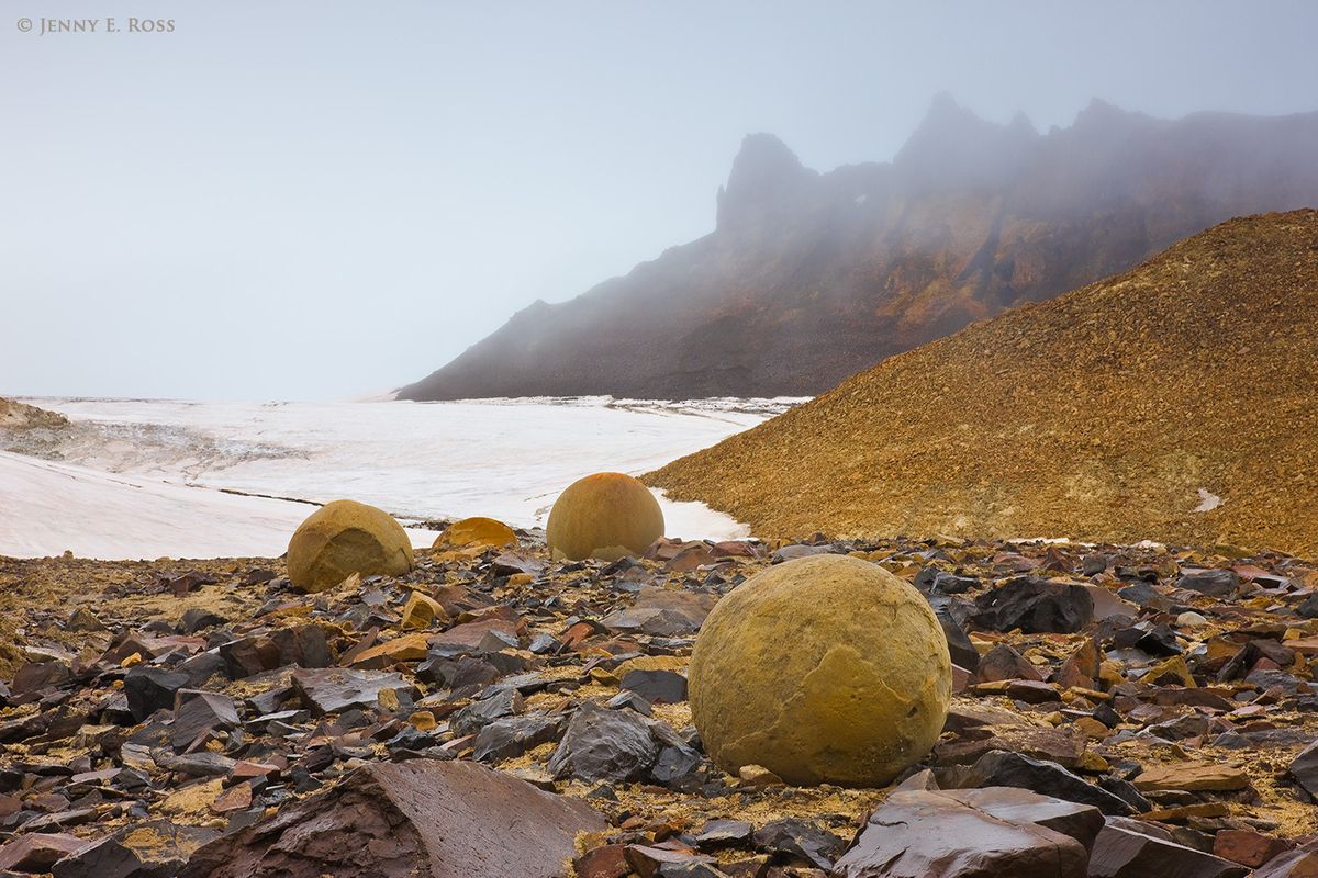 Enormes esferas de piedra halladas en una isla del Ártico que podrían romper la historia