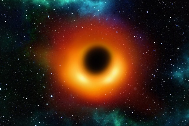¿Qué pasaría si un agujero negro cayera en un agujero de gusano?