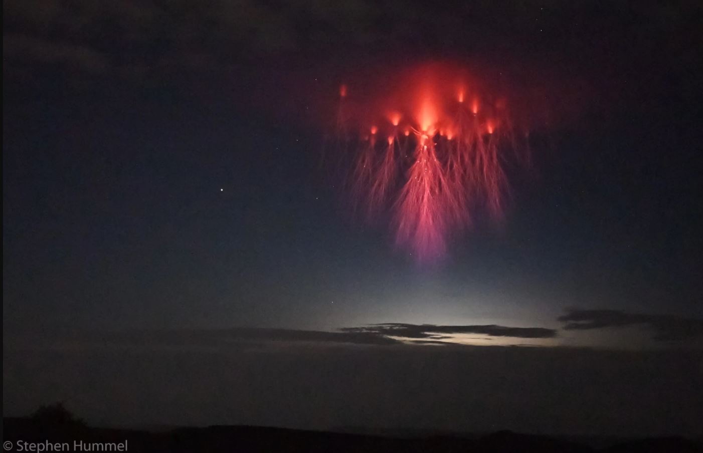 Fotógrafo captura misterioso «duende rojo» durante una tormenta