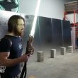 Ingeniero crea el primer sable de luz "Star Wars" que arde a 2000 ° C y corta metal (Video)