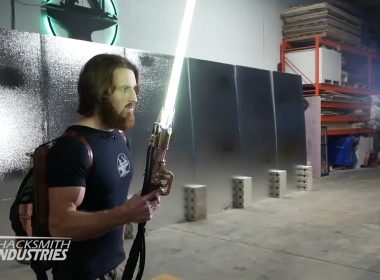 Ingeniero crea el primer sable de luz "Star Wars" que arde a 2000 ° C y corta metal (Video)