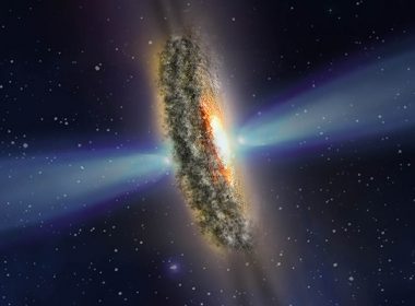 Enormes rayos oscuros salen de un agujero negro y son observados por el Hubble
