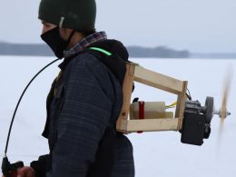 Hombre inventa jetpack casero para patinar en hielo a alta velocidad
