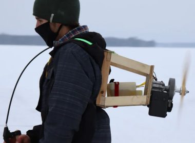 Hombre inventa jetpack casero para patinar en hielo a alta velocidad