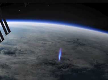 Extraño "rayo azul" disparado hacia arriba es visto desde la Estación Espacial Internacional