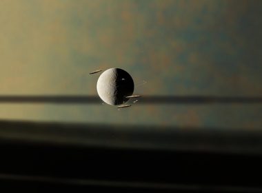 Rea, luna de Saturno, posee un material misterioso en su superficie