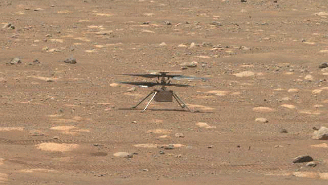 El helicóptero Ingenuity Mars de la NASA realiza una prueba de giro de sus hélices el 8 de abril de 2021. Esta imagen fue capturada por el Mastcam-Z en el rover Perseverance Mars de la NASA