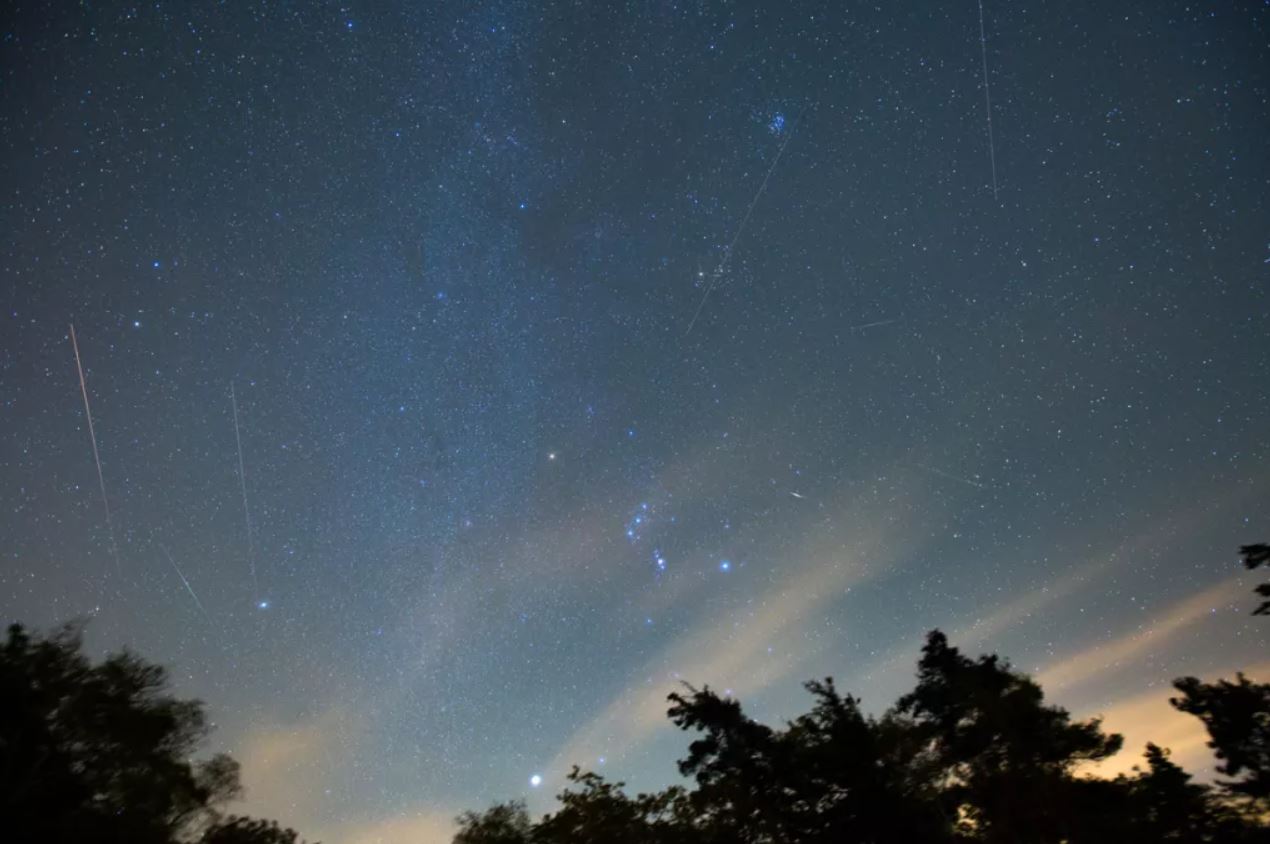La constelación de Orión el Cazador ocupa un lugar central en la lluvia de meteoros Oriónidas fotografiada por el astrofotógrafo Gowrishankar Lakshminarayanan. Capturó estos meteoros Oriónidas atravesando el cielo sobre las montañas Catskill de Nueva York el 21 de octubre de 2017