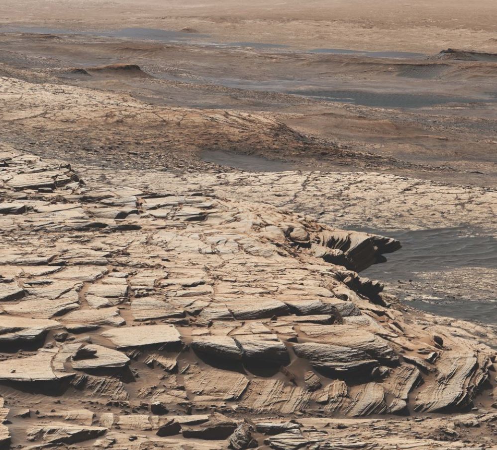Este mosaico se hizo a partir de imágenes tomadas por la cámara de mástil a bordo del rover Curiosity de la NASA en el día marciano número 2729, o Sol, de la misión. Muestra el paisaje de la formación de arenisca Stimson en el cráter Gale. En esta ubicación general, Curiosity perforó el pozo de perforación de Edimburgo, una muestra de la cual se enriqueció en carbono 12