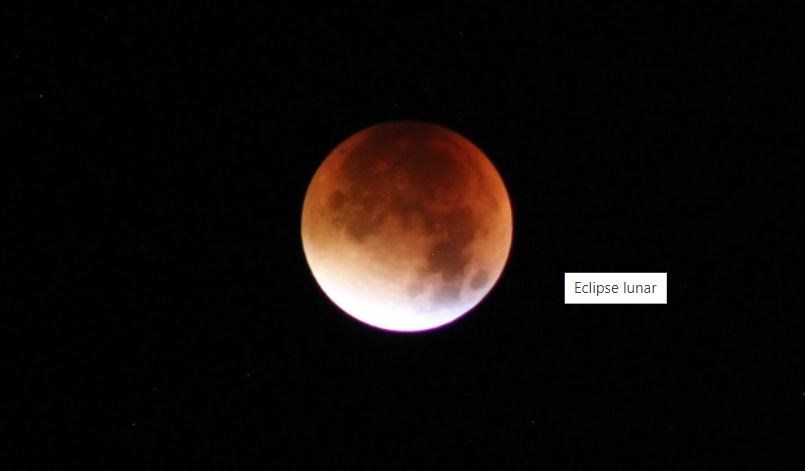 Durante los eclipses lunares totales, la Luna adquiere un color rojizo en el cielo nocturno. Por esa razón, también se le conoce como 'luna de sangre'