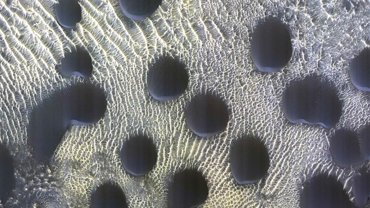 Extrañas dunas de arena de Marte son "casi perfectamente circulares" y los científicos no saben por qué