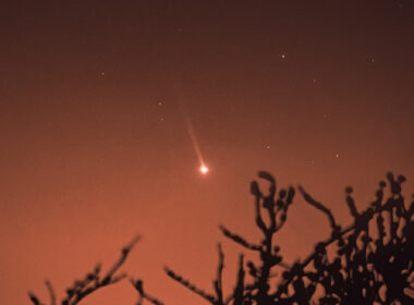 Mercurio visto con una cola gigantesca, como de un cometa, a su paso cerca del Sol