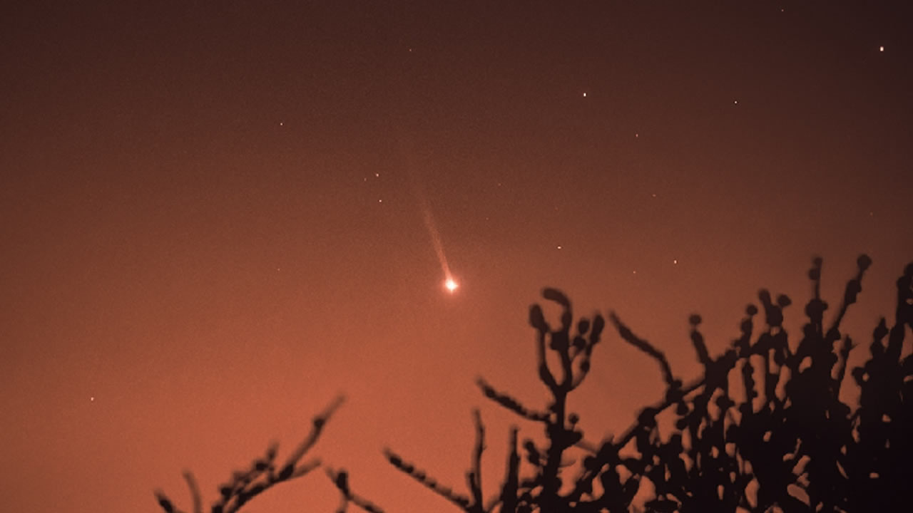 Mercurio visto con una cola gigantesca, como de un cometa, a su paso cerca del Sol
