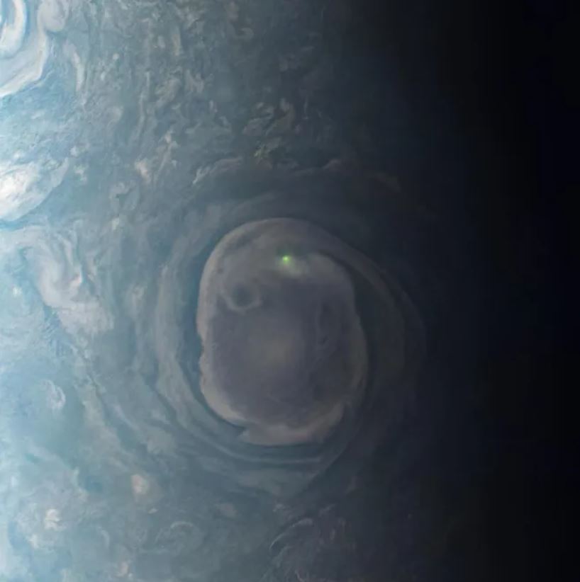 Una nave espacial de NASA captó una luz verde en medio de un remolino en la superficie de Júpiter