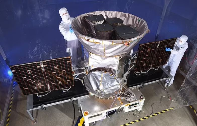 El Transiting Exoplanet Survey Satellite (TESS) de la NASA se lanzó en 2018 para monitorear el cielo en busca de cambios en el brillo de las estrellas más cercanas. Se muestra aquí antes del lanzamiento. 