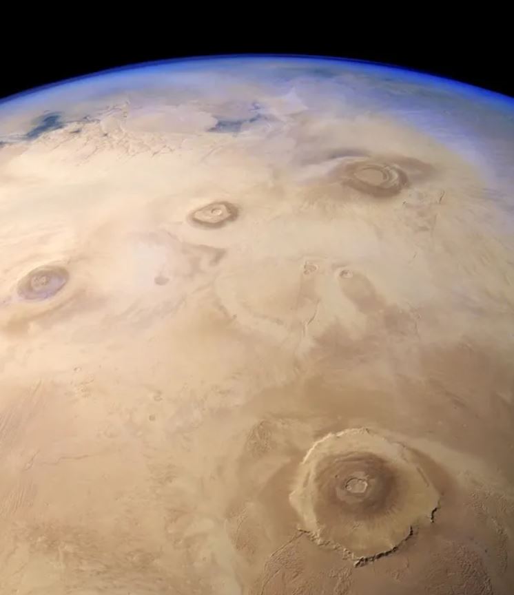 Cuatro enormes volcanes forman el Tharsis Bulge en Marte. El mayor de los cuatro, Olympus Mons, está en la parte inferior derecha
