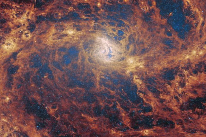 Vista cercana de una galaxia espiral barrada.