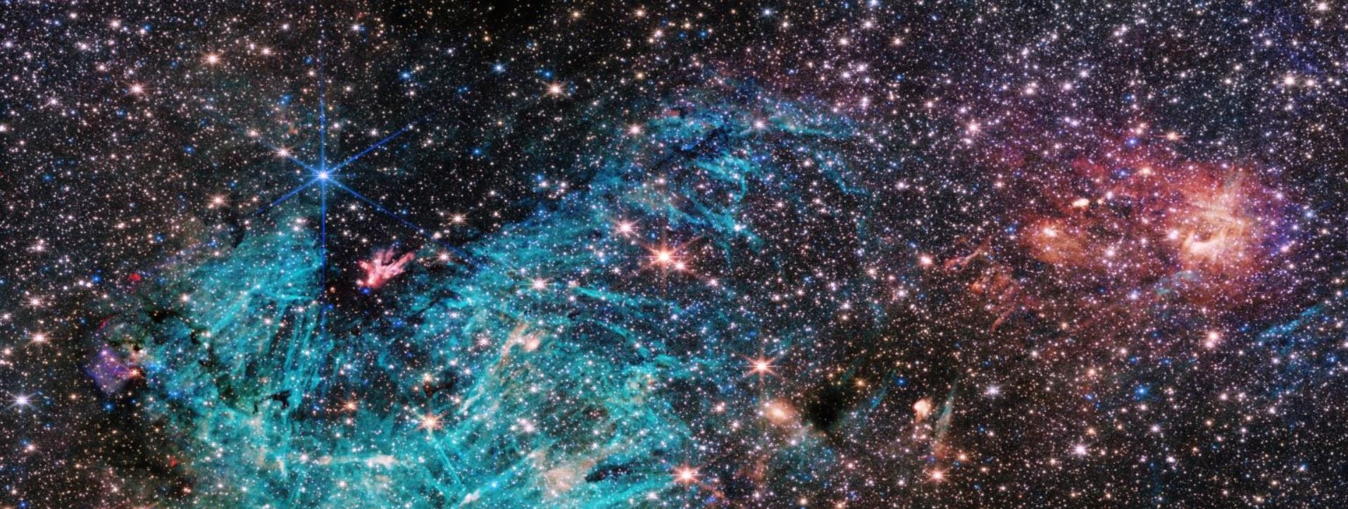 Esta imagen de Sagitario C, obtenida por el telescopio Webb, revela varias bandas de plasma que parecen haberse formado por intensos campos magnéticos.